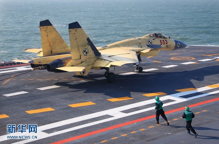 Theo tiết lộ của mọt vài trang thông tin quân sự của Trung Quốc, phi công điều khiển chiếc J-15 cất, hạ cánh thành công từ tàu sân bay Liêu Ninh là một phi công thuộc biên chế của Hạm đội Bắc Hải.